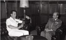 Visita do chefe das Forças Armadas de França, almirante Laxande, ao chefe do Estado Maior General das Forças Armadas (CEMGFA), general Soares Carneiro.