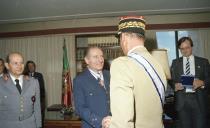 Condecoração do chefe do Estado Maior General das Forças Armadas (CEMGFA), general Lemos Ferreira, pelo presidente do Conselho Internacional de Desporto Militar (CISM), general Jean Duguet, na presença do VCEMGFA, general Soares Carneiro.