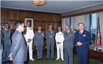Condecoração do Dr. Castelo Branco Ferreira, assessor jurídico do Gabinete do CEMGFA, pelo chefe do Estado Maior General das Forças Armadas (CEMGFA), general Lemos Ferreira, com a presença do VCEMGFA, general Soares Carneiro.