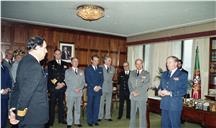 Condecoração do comandante Gama Higgs pelo chefe do Estado Maior general das Forças Armadas (CEMGFA), general Lemos Ferreira. 