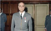 Condecoração do coronel Pimental da Comissão Executiva de Obras Militares Extraordinárias (CEOME) e do coronel Gaspar Correia do Conselho Administrativo pelo chefe do Estado Maior General das Forças Armadas (CEMGFA), general Lemos Ferreira.