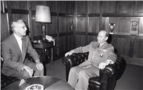 Visita de despedida do embaixador dos EUA, Edward Morgan Rowell, ao chefe do Estado Maior General das Forças Armadas (CEMGFA), general Soares Carneiro.