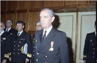 Condecoração do almirante Fuzeta da Ponte pelo chefe do Estado Maior General das Forças Armadas (CEMGFA), general Soares Carneiro, acompanhado do VCEMGFA, general Mendes Dias.