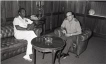 Visita do almirante Louis A. Williams ao chefe do Estado Maior General das Forças Armadas (CEMGFA), general Melo Egídio.