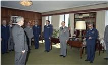 Condecoração do Dr. Sebastião Santos Tavares pelo chefe do Estado Maior General das Forças Armadas (CEMGFA), general Soares Carneiro, acompanhado do VCEMGFA, general Mendes Dias