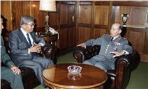 Visita de cortesia do embaixador da Coreia do Sul, Hyck-In Lew, ao chefe do Estado Maior General das Forças Armadas (CEMGFA), general Soares Carneiro.