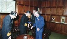 Apresentação de cumprimentos do Chefe da Armada da Turquia ao chefe do Estado Maior General das Forças Armadas (CEMGFA), general Lemos Ferreira, e ao ministro da Defesa Nacional, Eurico de Melo. 