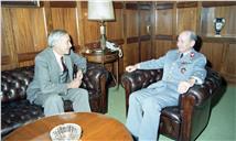 Visita de cumprimentos do embaixador de Portugal na Alemanha ao chefe do Estado Maior General das Forças Armadas (CEMGFA), general Soares Carneiro.