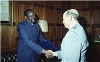 Visita de cumprimentos do presidente da UNITA (União Nacional para a Independência Total de Angola), Jonas Savimbi, ao chefe do Estado Maior General das Forças Armadas (CEMGFA), general Soares Carneiro.