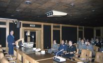 Visita dos auditores do Curso de Defesa Nacional/86 ao chefe do Estado Maior General das Forças Armadas (CEMGFA), general Lemos Ferreira, seguida de briefing (reportagem SCEP).