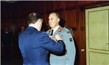 Condecoração do brigadeiro-general Mota Mesquita pelo chefe do Estado Maior General das Forças Armadas (CEMGFA), general Lemos Ferreira.