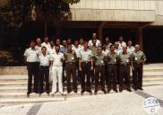 Fotografia de grupo na entrada principal do Instituto de Defesa Nacional (IDN).