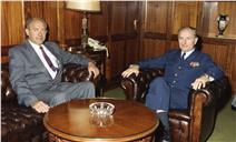 Visita do embaixador da República Democrática Alemã (RDA) ao chefe do Estado Maior General das Forças Armadas (CEMGFA), general Lemos Ferreira.