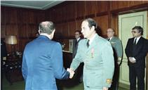 Condecoração do coronel Sambado pelo general CEMGFA Lemos Ferreira.