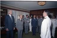 Condecoração do segundo-comandante-em-chefe do Atlântico Ibérico (CINCIBERLANT), almirante Stanley Bumb, pelo chefe do Estado Maior General das Forças Armadas (CEMGFA), general Soares Carneiro.