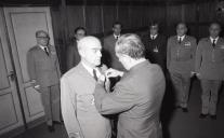 Condecoração do coronel Sousa Alves pelo chefe do Estado Maior General das Forças Armadas (CEMGFA), general Lemos Ferreira.