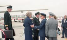 Visita do almirante Falls, da NATO - chegada ao aeroporto, sendo recebido pelo vice-chefe do Estado Maior General das Forças Armadas (VCEMGFA), general Altino de Magalhães, com passagem de revista às tropas dos Comandos.