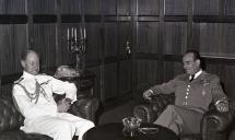 Cumprimentos do almirante Henry Meach ao chefe do Estado Maior General das Forças Armadas (CEMGFA), general Melo Egídio.