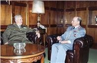 Visita de cumprimentos do chefe do Exército de Itália, general Gofferedo Canino, ao chefe do Estado Maior General das Forças Armadas (CEMGFA), general Soares Carneiro.