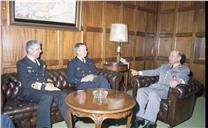 Visita de cumprimentos do comandante-chefe do Atlântico, almirante Merveileux du Vignaux, ao chefe do Estado Maior General das Forças Armadas (CEMGFA), general Soares Carneiro.