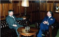 Visita do embaixador Siegfried Kaempf da República Federal da Alemanha (RFA) ao chefe do Estado Maior General das Forças Armadas (CEMGFA), general Lemos Ferreira.