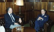 Visita de cumprimentos do general Homer Smith, diretor das INFE da NATO, ao chefe do Estado Maior General das Forças Armadas (CEMGFA), general Lemos Ferreira.