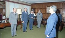 Condecoração do brigadeiro-general Simões Rios e do brigadeiro-general Mário Gomes, com a medalha de prata de serviços distintos, pelo chefe do Estado Maior General das Forças Armadas (CEMGFA), general Soares Carneiro.
