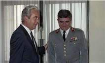 Posse do general Gonçalves Ribeiro no cargo de Diretor-Geral de Política de Defesa Nacional pelo ministro da Defesa Nacional, Eurico de Melo.