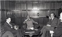 Cumprimentos do secretário da Defesa dos EUA, Caspar Weinberger, ao pelo chefe do Estado Maior General das Forças Armadas (CEMGFA), general Melo Egídio.