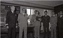 Condecoração do almirante Robert Faus, do Canadá, pelo chefe do Estado Maior General das Forças Armadas (CEMGFA), general Melo Egídio.