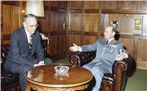 Visita de cumprimentos do embaixador dos EUA ao chefe do Estado Maior General das Forças Armadas (CEMGFA), general Soares Carneiro.