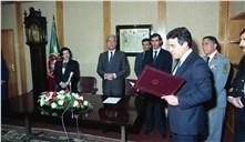 Assinatura de protocolo entre os governos de Portugal e a França sobre a ilha das Flores, Açores. 