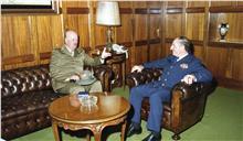 Visita de cumprimentos do general Benito Gavazza ao chefe do Estado Maior General das Forças Armadas (CEMGFA), general Lemos Ferreira.
