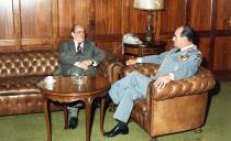 Cumprimentos de despedida do provedor de Justiça do chefe do Estado Maior General das Forças Armadas (CEMGFA), general Melo Egídio.