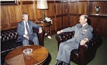 Visita do chefe das Forças Armadas da República da África do Sul, general Jannie J. Geldenhuys, ao chefe do Estado Maior General das Forças Armadas (CEMGFA), general Soares Carneiro.