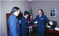 Visita de cumprimentos do comandante do AIRSOUTH, general H. A. Goodal ao vice-chefe do Estado Maior General das Forças Armadas (VCEMGFA), general Mendes Dias.