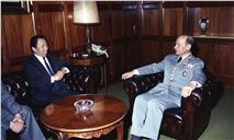 Visita de cumprimentos do embaixador da China ao chefe do Estado Maior General das Forças Armadas (CEMGFA), general Soares Carneiro.
