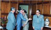 Cumprimentos de Horst Kraatz ao chefe do Estado Maior General das Forças Armadas (CEMGFA), general Melo Egídio.