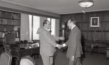 Cumprimentos do embaixador Pedro Andrade ao chefe do Estado Maior General das Forças Armadas (CEMGFA), general Melo Egídio.