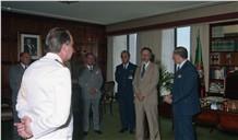 Condecoração do adido naval e aeronáutico do Brasil, capitão-de-mar-e-guerra Osmar Reis da Silva, pelo chefe do Estado Maior General das Forças Armadas (CEMGFA), general Lemos Ferreira.