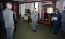 Condecoração do Capelão Mor, Monsenhor Cupertino, pelo chefe do Estado Maior General das Forças Armadas (CEMGFA), general Soares Carneiro.
