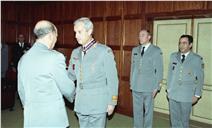 Condecoração do coronel Velasco Martins, coronel Nascimento Cordeiro e major Freire Nogueira pelo chefe do Estado Maior General das Forças Armadas (CEMGFA), general Soares Carneiro.