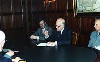 Assinatura do protocolo com o embaixador da Holanda e o vice-chefe do Estado Maior General das Forças Armadas (VCEMGFA), general Altino de Magalhães. 