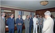 Condecoração do juiz Pereira pelo chefe do Estado Maior General das Forças Armadas (CEMGFA), general Lemos Ferreira, acompanhado pelo VCEMGFA, general Soares Carneiro.
