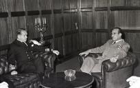 Cumprimentos do almirante Bell Davis ao chefe do Estado Maior General das Forças Armadas (CEMGFA), general Melo Egídio acompanhado do almirante Ramos Rocha.