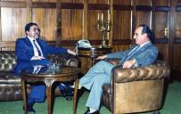 Cumprimentos do almirante Almeida e Costa ao chefe do Estado Maior General das Forças Armadas (CEMGFA), general  Melo Egídio.