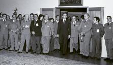 Cumprimentos do pessoal do Estado Maior General das Forças Armadas (EMGFA) ao CEMGFA, general Ramalho Eanes acompanhado do VCEMGFA, general Altino de Magalhães.