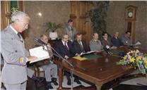 Assinatura de protocolo entre o ministro da Defesa Nacional, Fernando Nogueira, e o ministro do Plano e Administração do Território, Valente de Oliveira.