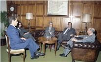Visita da Comissão Parlamentar de Defesa Nacional, presidida pelo deputado Jaime Gama, ao chefe do Estado Maior General das Forças Armadas (CEMGFA), general Soares Carneiro.