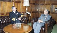 Visita de cumprimentos chefe do Estado Maior da Armada (CEMA), almirante Fuzeta da Ponte, ao chefe do Estado Maior General das Forças Armadas (CEMGFA), general Soares Carneiro.